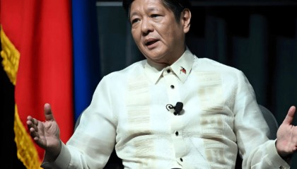 马科斯根本无法控制,菲民众冲上街头向政府示威,中使馆发出预警,黄溪连大使道别