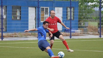 职超联赛牵动大家的心,武汉职工冒雨赶到现场为球队加油