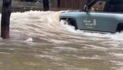 珠海一司机台风天驾车造浪冲碎店铺玻璃 警方:已传唤司机