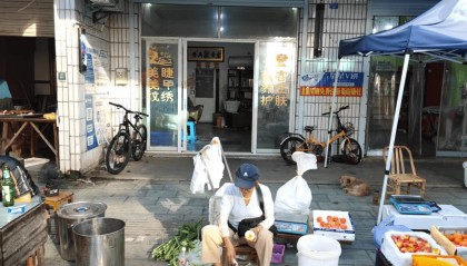浙江一店主允许大妈门口摆摊,时常被大妈“投喂”蔬果:每次收摊时,都打扫得干干净净