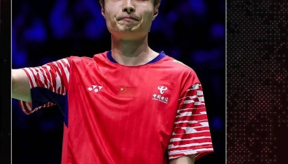 祝贺！石宇奇2比1逆转昆拉武特，获得羽毛球世锦赛男单冠军！