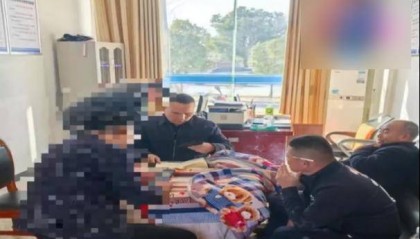 工资未按时发放,男子每日尾随领导