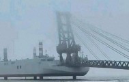 解放军“登岛神器”正式服役，坦克直接开上岸，抢滩登陆如履平地