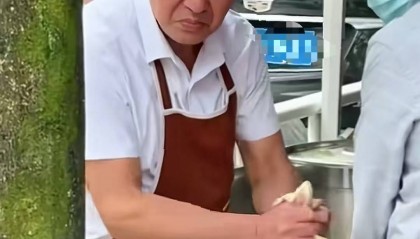 五一期间重庆扯面大爷因表情被关注，回应：现在手都是肿的