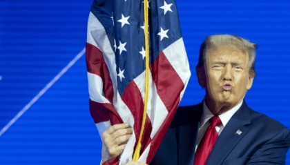 解放军收台势在必得！特朗普罕见透底，岛内重磅人物紧急喊话大陆