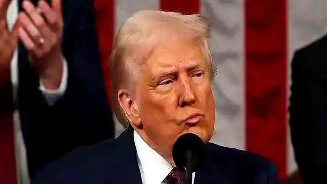 再次翻脸！特朗普重启关税大棒，没想到中方出手快准狠：直接被稀土卡住脖子！