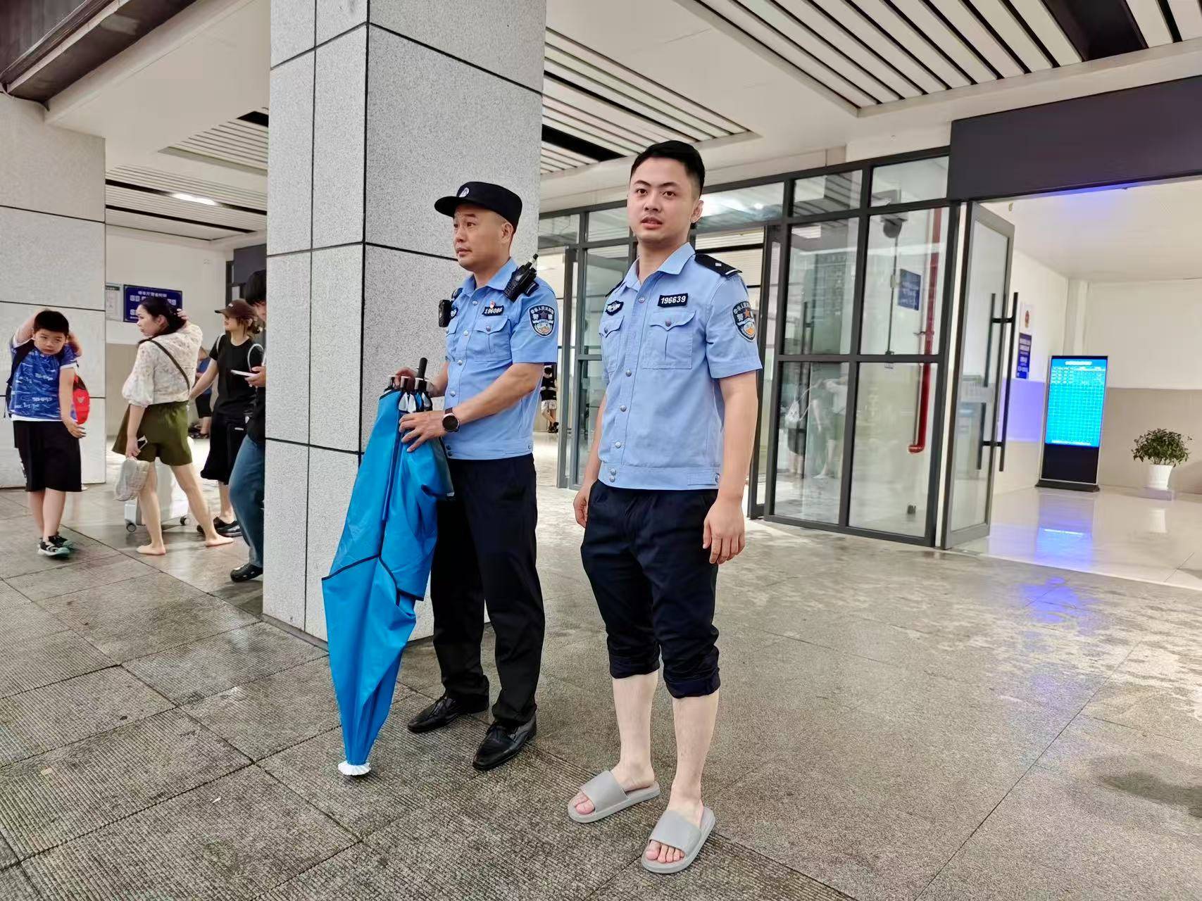 党旗飘扬映忠诚 护航暑运保平安——襄阳公安处应城站派出所暑运安保纪实