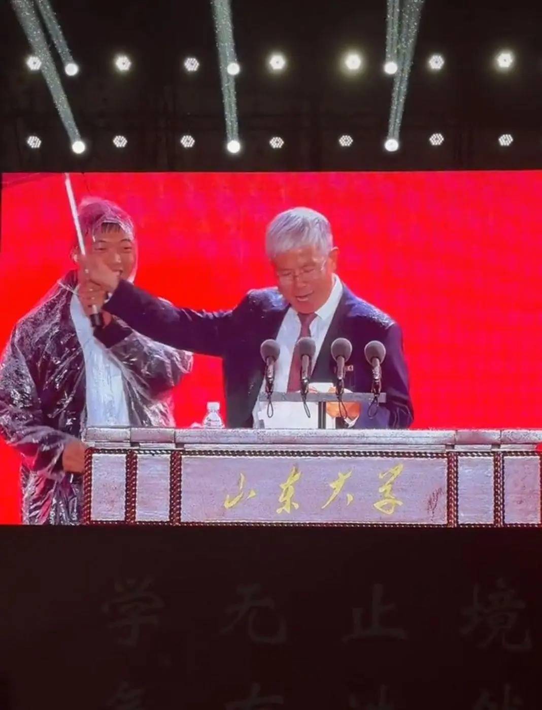 突降大雨！山东大学“蔬菜校长”两次拒伞：与同学共淋一场雨