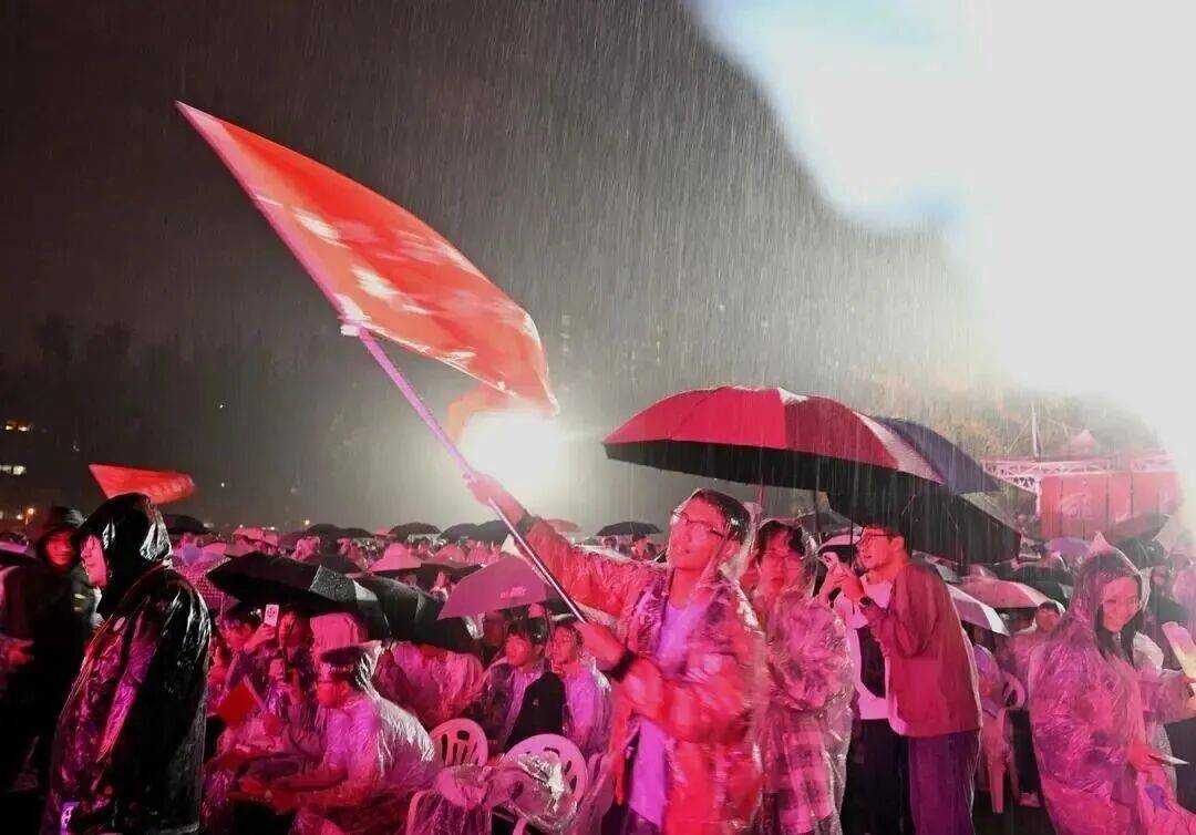 突降大雨！山东大学“蔬菜校长”两次拒伞：与同学共淋一场雨