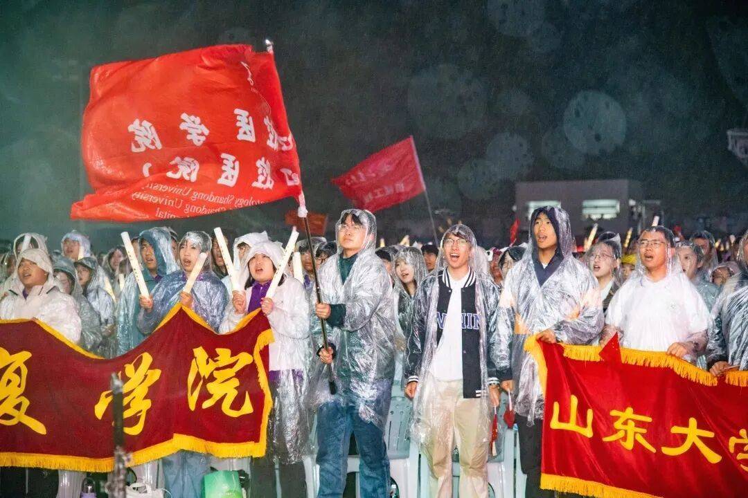 突降大雨！山东大学“蔬菜校长”两次拒伞：与同学共淋一场雨