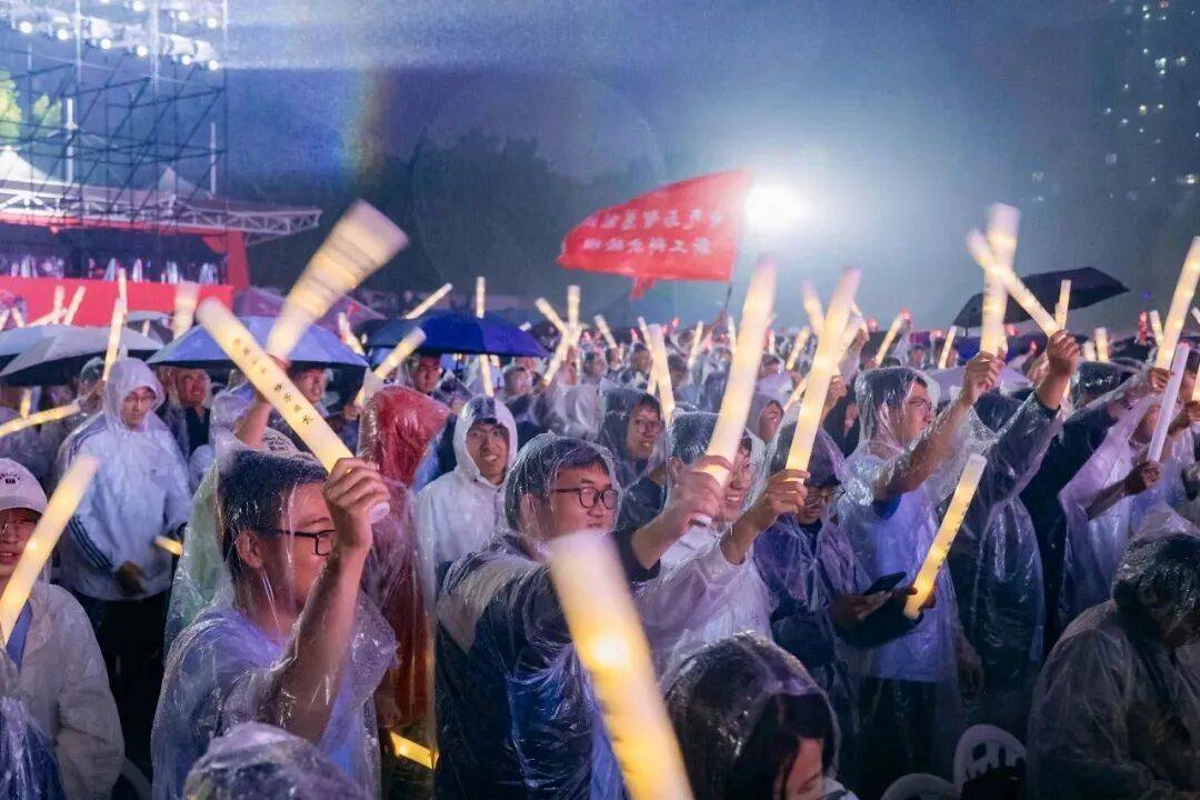 突降大雨！山东大学“蔬菜校长”两次拒伞：与同学共淋一场雨