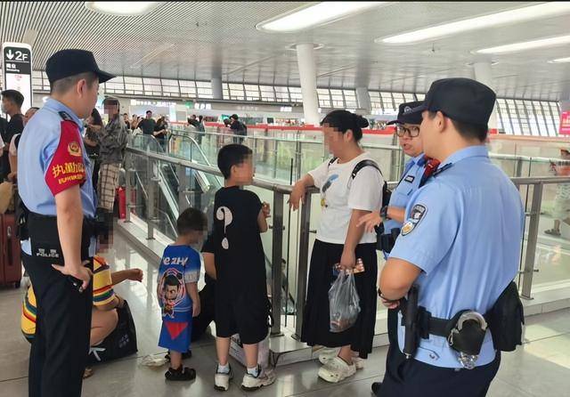 双胞胎哥哥在杭州东站被陌生女子抱走？派出所全员出动，20分钟锁定“嫌疑人”，万万没想到……