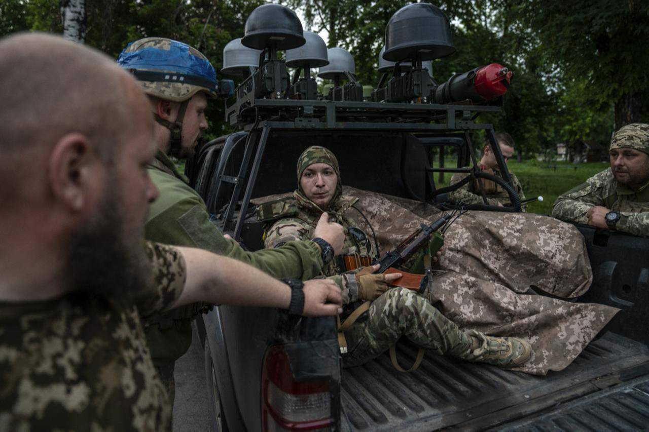 瞒不住了,红军城9000乌军被围,乌前防长:再不投降就是全线溃败