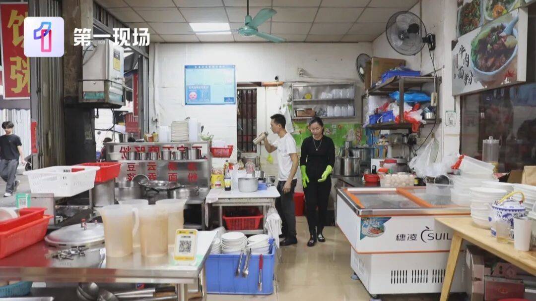 女子吃饭时突然倒地！深圳店主冲了上去，一家3人开始接力...